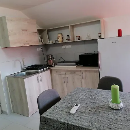 Mimi Vendeghaz Apartament